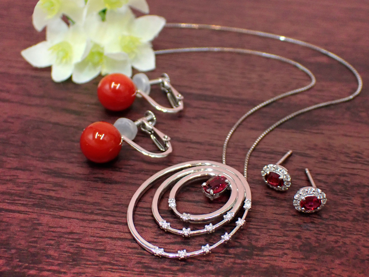 赤色のジュエリー
