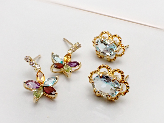 カラフルな色石ピアス